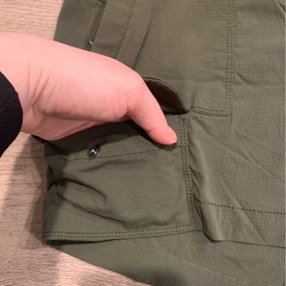 Athleta Green Cargo Shorts Size 8 - Picture 4 of 9